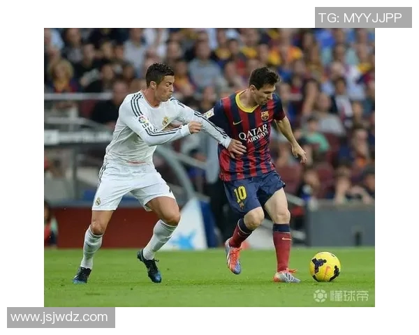 足球巨星同框合影展现球场魅力与友谊的精彩瞬间