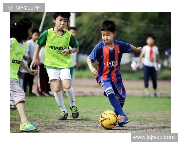 中国小孩热衷模仿足球明星展现童年梦想与激情的精彩瞬间