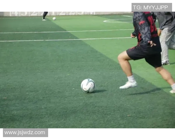 自由驰骋的足球明星们在绿茵场上展现无尽风采与激情