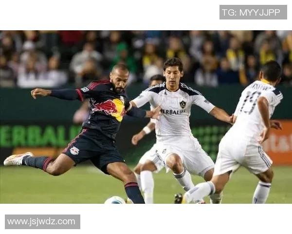 足球明星胜利庆祝的经典瞬间回顾与精彩时刻盘点 足球明星胜利庆祝的经典瞬间回顾与精彩时刻盘点