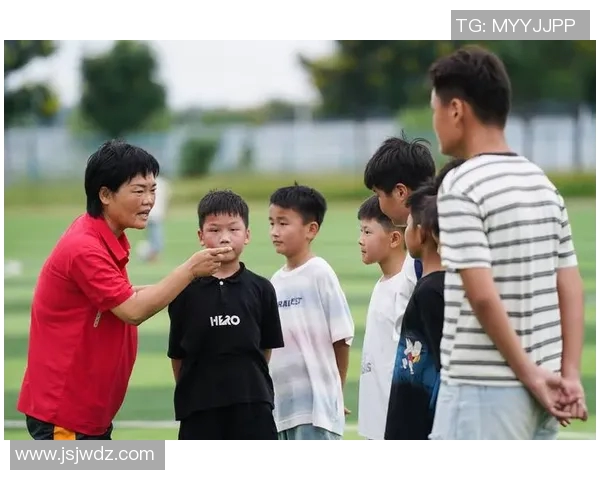 从童年梦想到绿茵场上的辉煌足球明星们的成长故事与奋斗历程